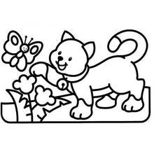 Coloriage Chaton jouant avec un papillon près des fleurs