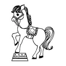 Coloriage Cheval posant sur un piédestal de cirque
