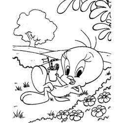 Coloriage Tweety allongé avec une boisson dans l'herbe