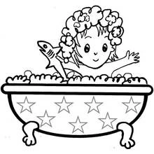 Coloriage Enfant jouant avec un requin en peluche dans la baignoire