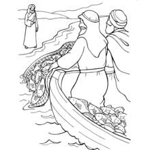 Coloriage Pêcheur tirant un filet plein de poissons hors d'une barque