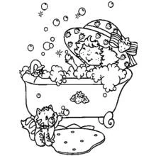 Coloriage Fraisinette prenant un bain moussant