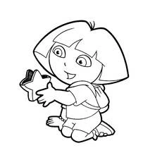 Coloriage Dora l'exploratrice tenant une étoile