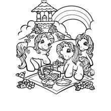 Coloriage Petit Poney en pique-nique avec trois poneys