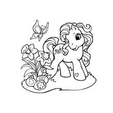 Coloriage Petit Poney découvrant des œufs de Pâques parmi les fleurs