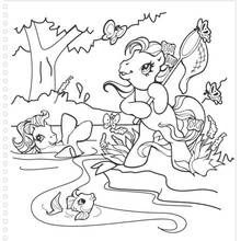 Coloriage Petit Poney attrapant des papillons près de l'étang