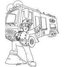 Coloriage Sam le Pompier pointant du doigt devant le camion