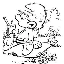 Coloriage Schtroumpf assis dans l'herbe avec une boisson Coloriage Schtroumpf assis dans l'herbe avec une boisson
