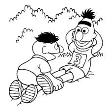 Coloriage Ernie et Bert allongés dans l'herbe