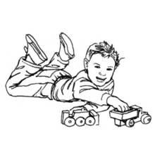 Coloriage Garçon jouant avec des camions jouets