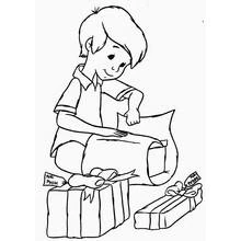 Coloriage Garçon emballant des cadeaux de Noël