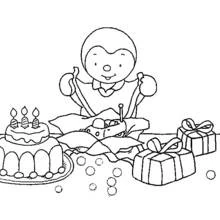 Coloriage Tchoupi fêtant son anniversaire avec gâteau et cadeaux