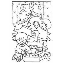 Coloriage Enfants décorant le sapin de Noël