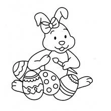 Coloriage Lapin peignant des œufs de Pâques