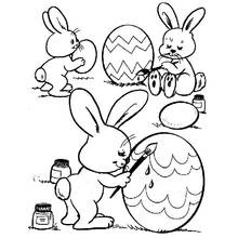 Coloriage Lapins peignant des œufs de Pâques