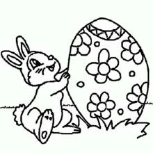 Coloriage Lapin poussant un grand œuf décoré