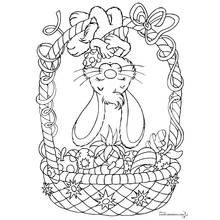 Coloriage Lapin de Pâques assis dans un panier décoré