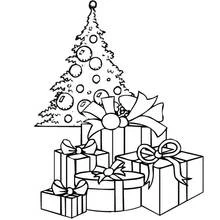 Coloriage Sapin de Noël entouré de cadeaux