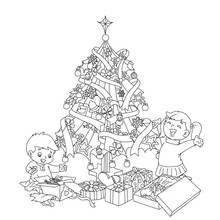 Coloriage Sapin de Noël avec enfants ouvrant leurs cadeaux