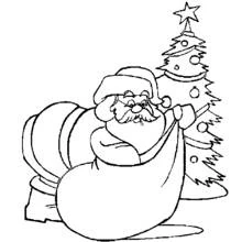 Coloriage Père Noël portant un grand sac de cadeaux près du sapin de Noël