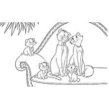 Coloriage Famille Aristochats réunie sur un canapé élégant