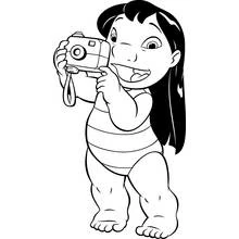 Coloriage Lilo prenant une photo avec son appareil