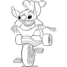 Coloriage Stitch sur son tricycle Coloriage Stitch sur son tricycle