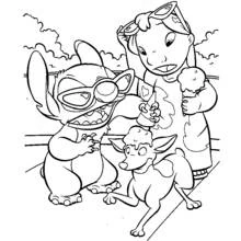 Coloriage Lilo et Stitch dégustant une glace avec un petit chien Coloriage Lilo et Stitch dégustant une glace avec un petit chien