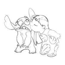 Coloriage Lilo embrassant Stitch sur la joue
