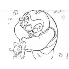 Coloriage Stitch nageant sous l'eau avec une grande créature Coloriage Stitch nageant sous l'eau avec une grande créature
