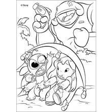 Coloriage Stitch et Lilo se cachant d'une créature géante Coloriage Stitch et Lilo se cachant d'une créature géante
