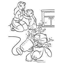 Coloriage Lilo et Stitch jouent avec un tuyau d'arrosage Coloriage Lilo et Stitch jouent avec un tuyau d'arrosage