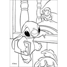 Coloriage Stitch grimpant sur le lit de Lilo avec un livre Coloriage Stitch grimpant sur le lit de Lilo avec un livre