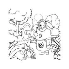 Coloriage Minion avec un mégaphone et une banane rigolote