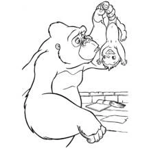 Coloriage Tarzan tenu la tête en bas par Kala la gorille
