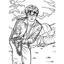 Coloriage Harry Potter tenant une chaîne en extérieur