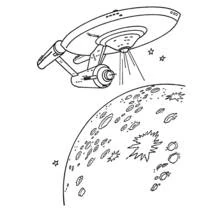 Coloriage Vaisseau Enterprise survolant une lune cratérisée
