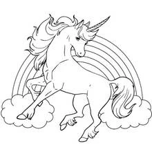 Coloriage Licorne cabrée devant un arc-en-ciel et des nuages
