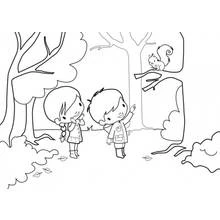 Coloriage Enfants observant un écureuil en forêt