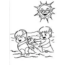 Coloriage Deux enfants qui s'éclaboussent à la plage