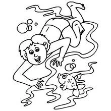Coloriage Garçon nageant sous l'eau avec un petit poisson