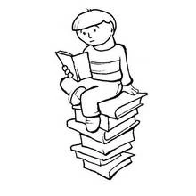 Coloriage Garçon lisant un livre sur une pile de livres