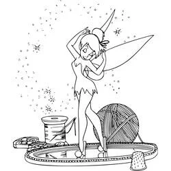 Coloriage Clochette posant parmi des accessoires de couture