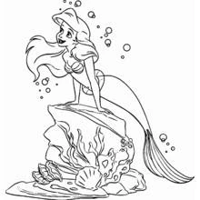 Coloriage Ariel assise sur un rocher sous l'eau