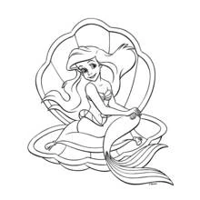 Coloriage Ariel assise dans un grand coquillage