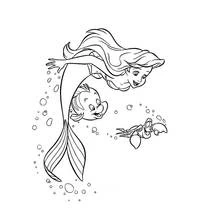 Coloriage Sirène Ariel nageant avec un poisson et un crabe