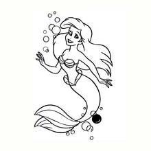 Coloriage Sirène nageant parmi les bulles
