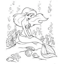Coloriage Sirène assise sur un rocher sous l'eau