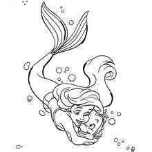 Coloriage Sirène nageant en câlinant un petit poisson