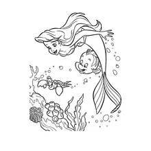 Coloriage Sirène nageant avec un poisson et un crabe